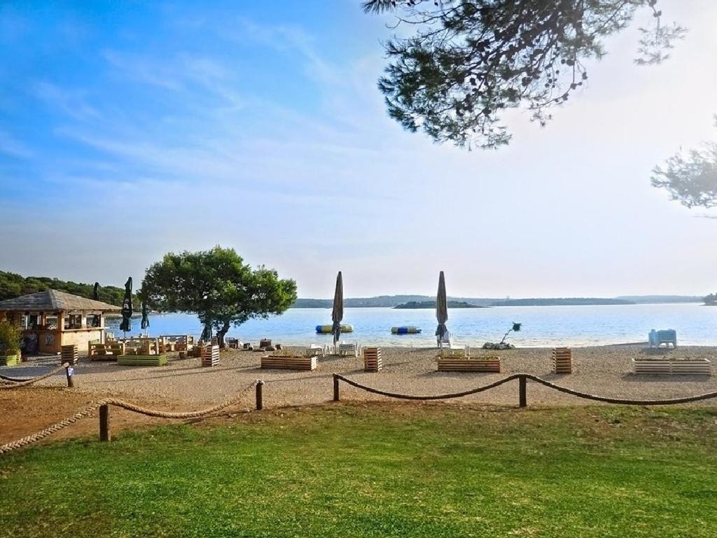 Beach House Ive With Jacuzzi, Pool, Playground And Bbq In An Olive Grove With A Beach, Pomer - Istria Ngoại thất bức ảnh